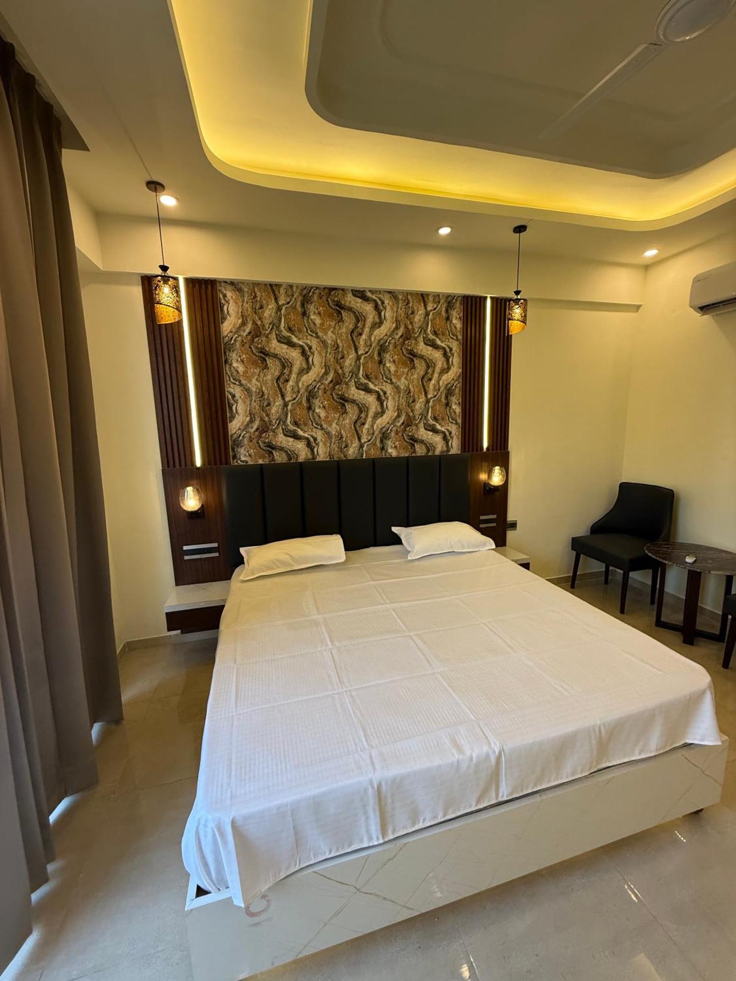 Snooze And Omaxe Hazratganj * Lucknow