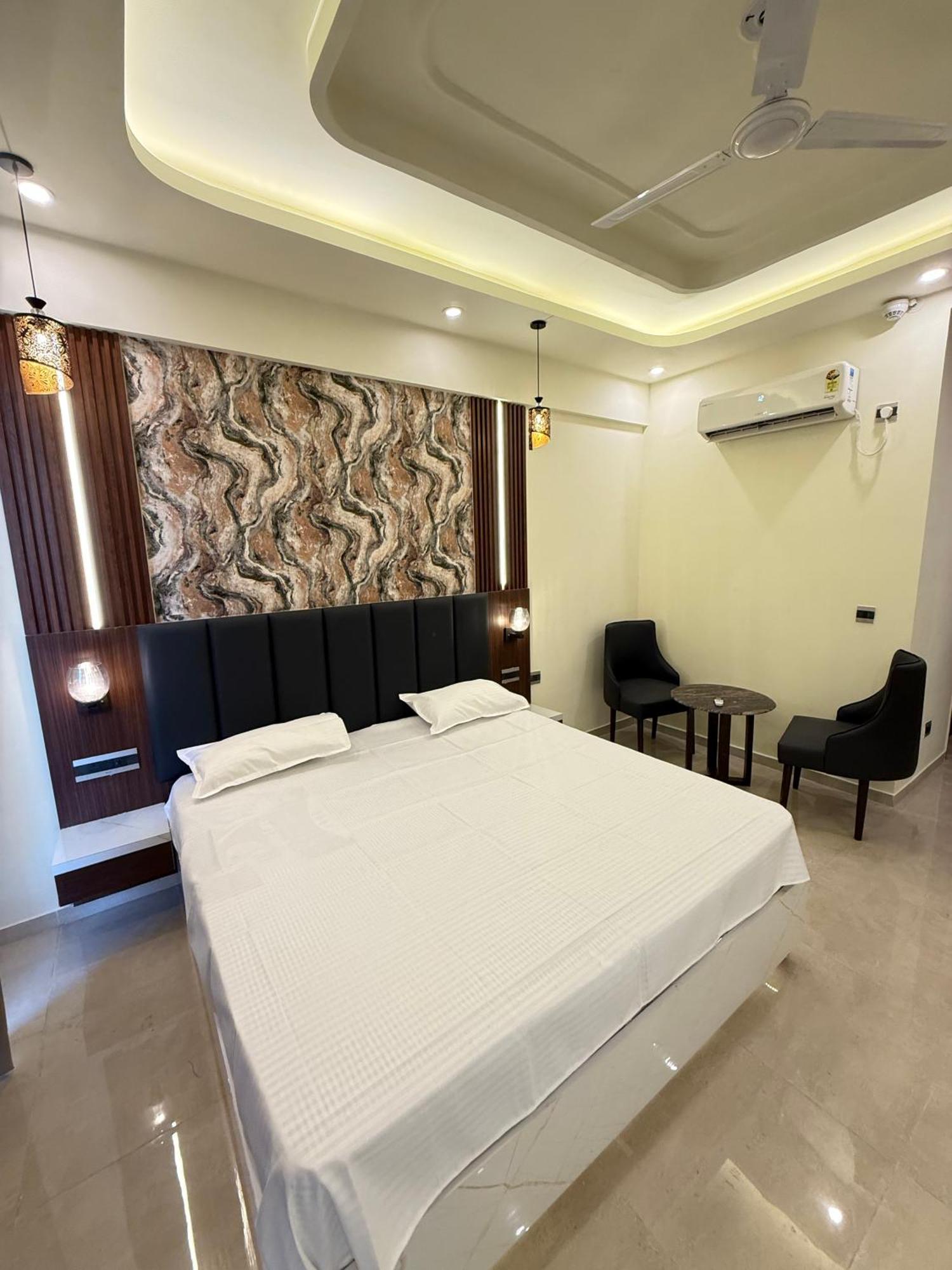 Snooze And Omaxe Hazratganj