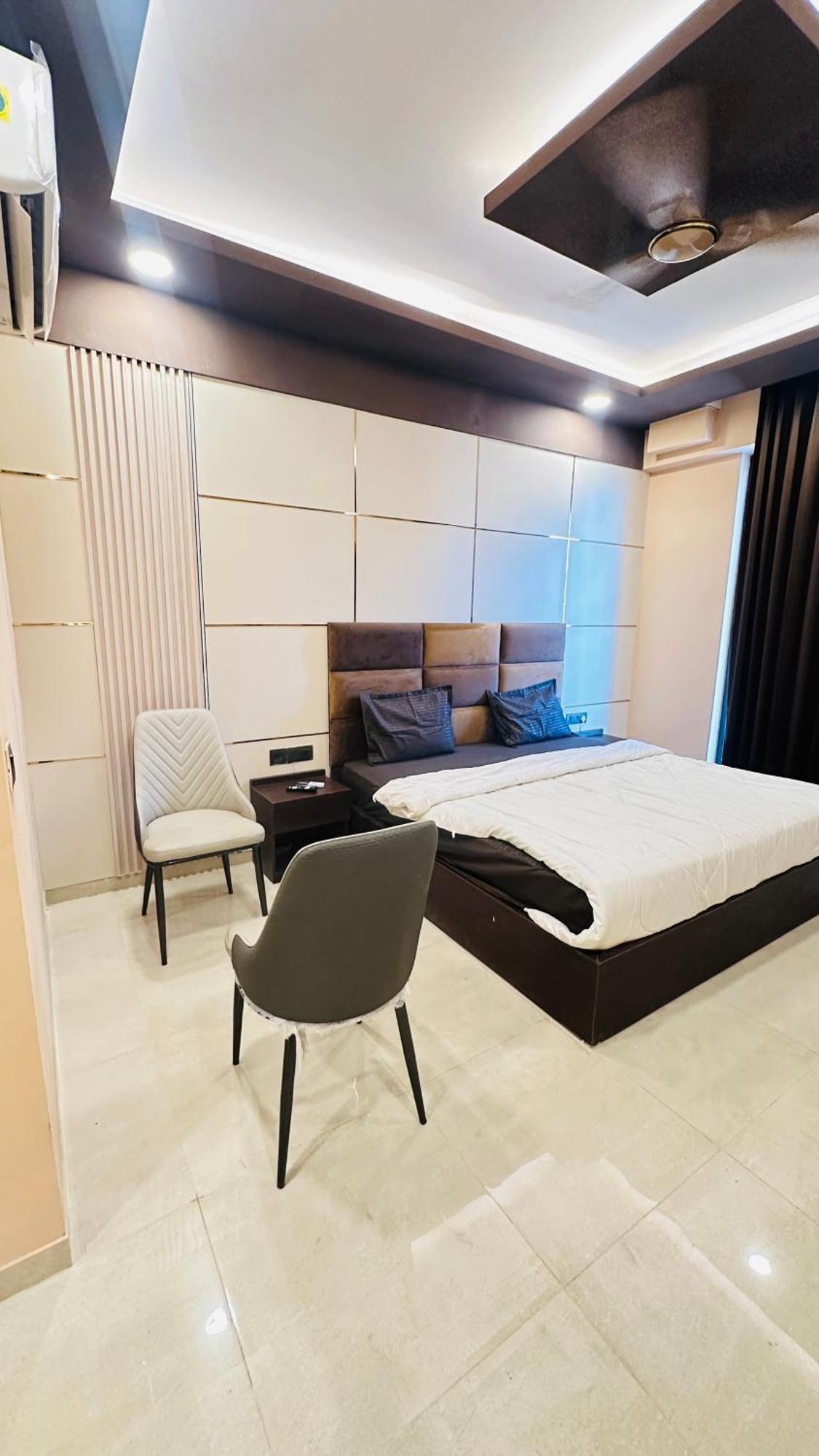 Snooze And Omaxe Hazratganj Guest house