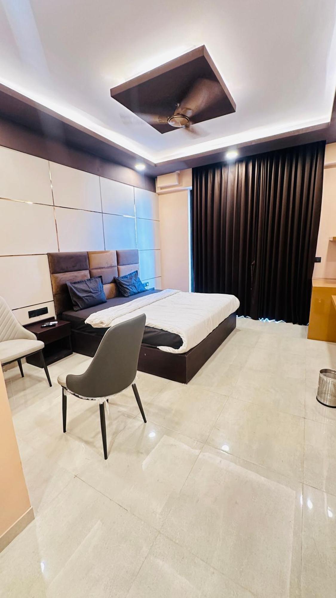 Snooze And Omaxe Hazratganj Guest house