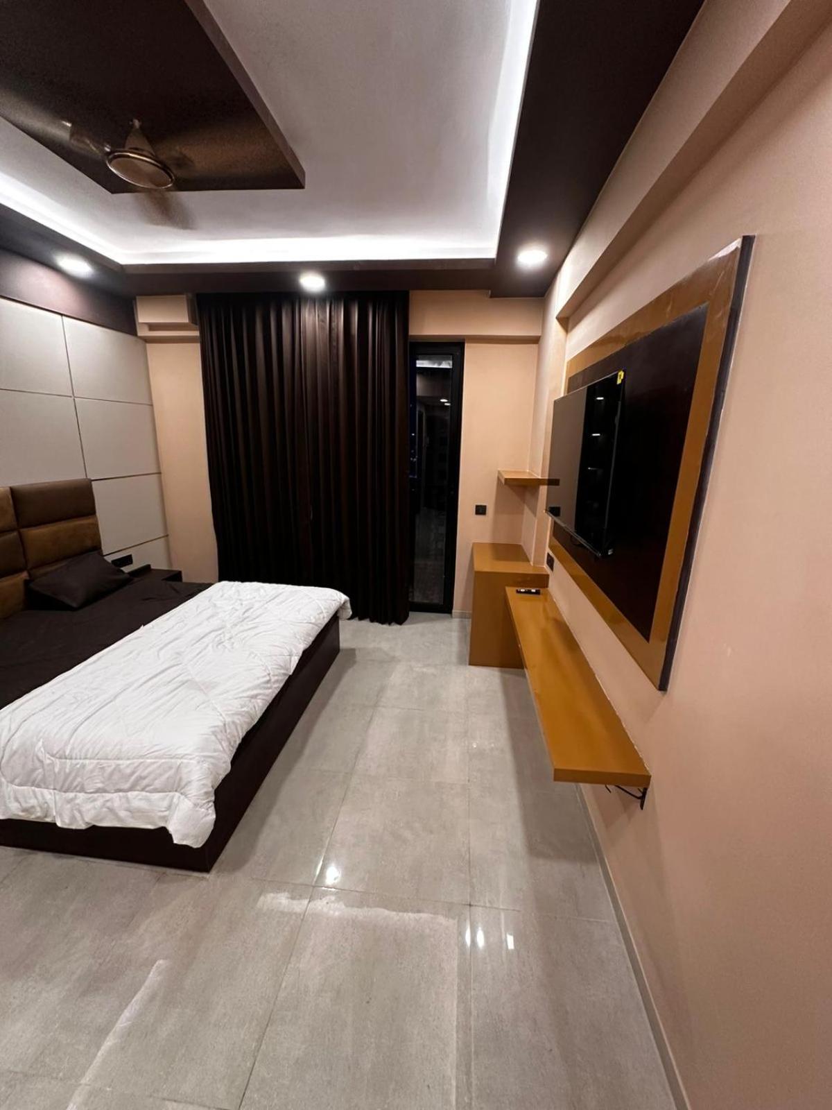 Snooze And Omaxe Hazratganj Guest house *